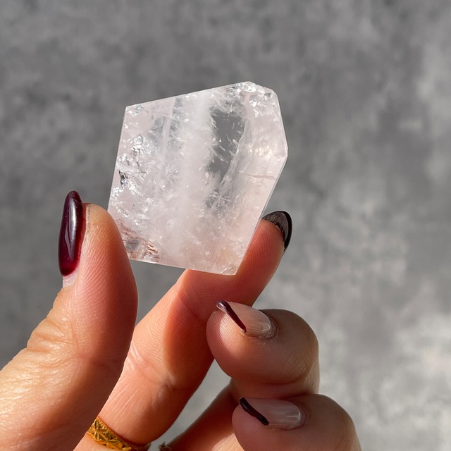 ブラジル産 ローズクォーツ｜透明感と白い内包が美しい一点もの