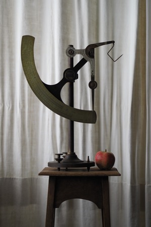 均衡保つスケール-antique letter scale