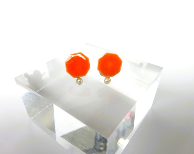小さな六角 と小さな淡水パールの陶pierce/earring（オレンジ）