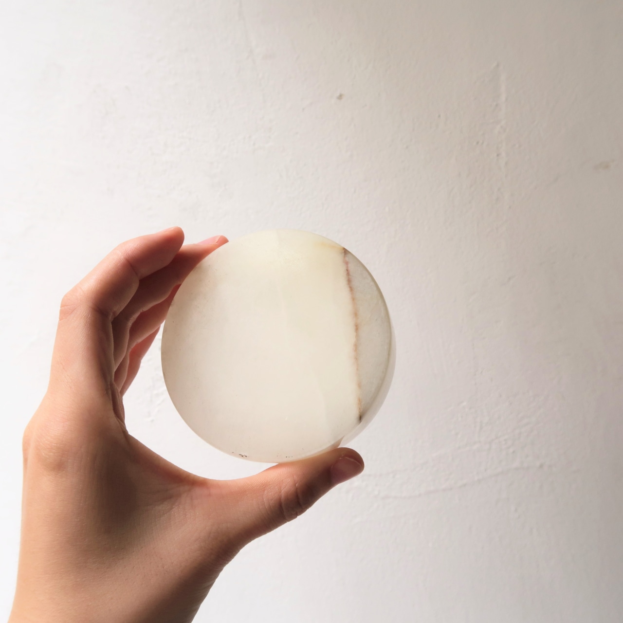 つるっとした石のアクセサリートレイ