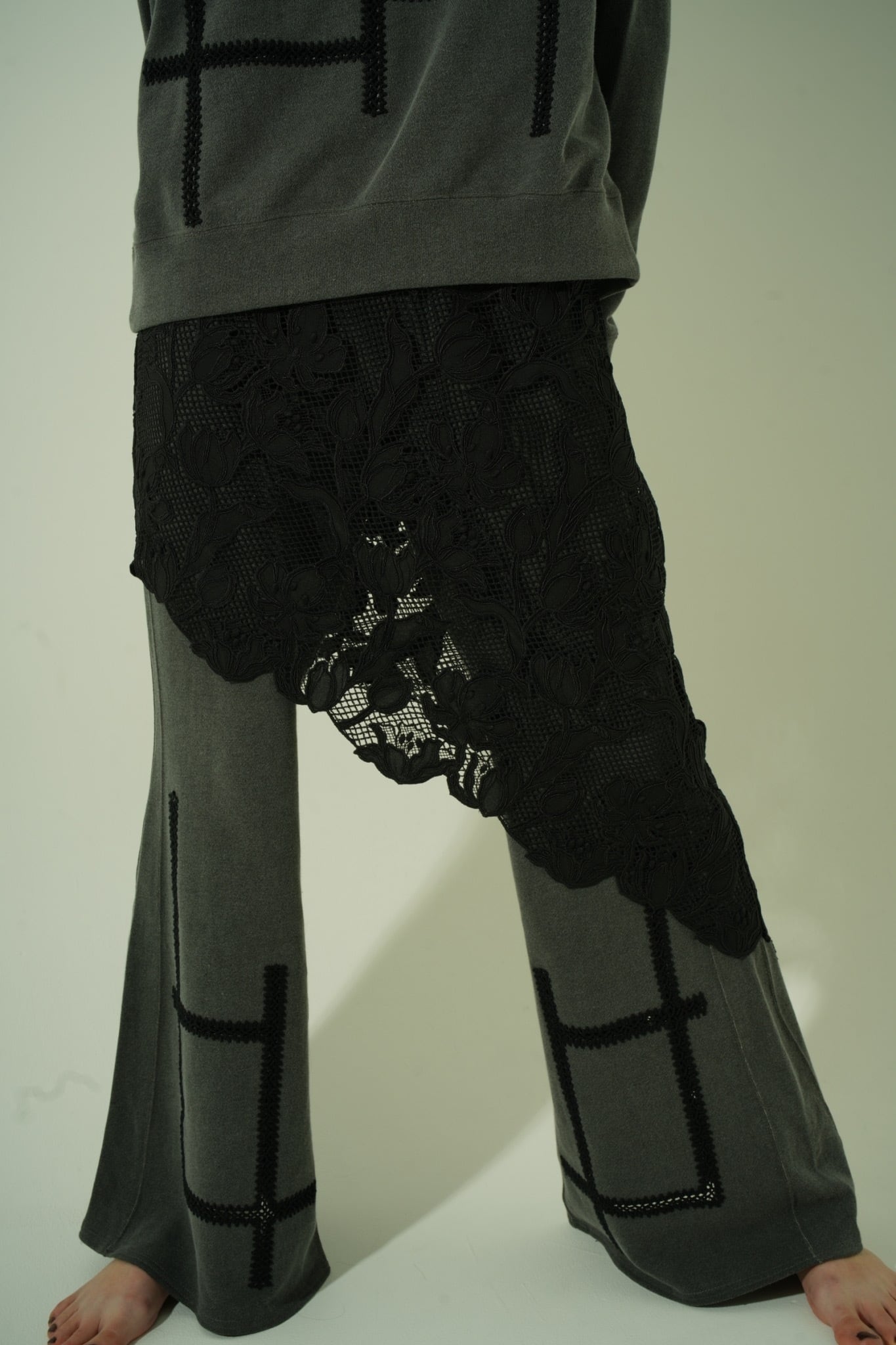 【先行受注2026 MAIN COLLECTION】SCALLOPED EMBROIDERY BACK-CROSS CAMISOLE / BLK