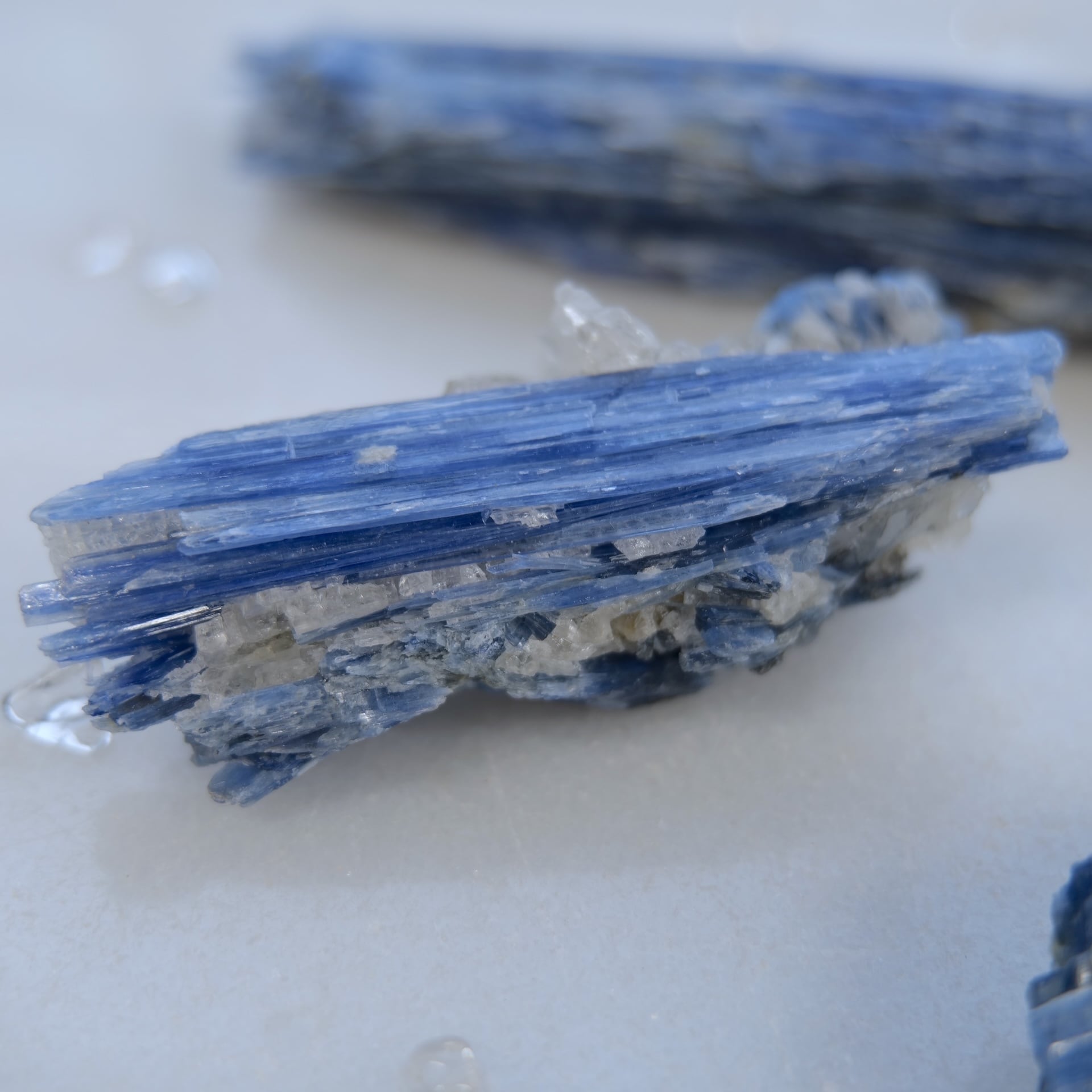 【真実を貫き、エネルギーを一瞬で整える青の剣】カイヤナイト クラスター（ワンド） M6_2