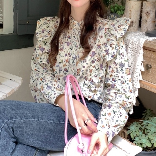 フリルブラウス レディース トップス バンドカラー ゆったり 花柄 総柄 長袖 クルーネック 襟なし フリル かわいい 大人可愛い きれいめ シンプル カジュアル 上品 おしゃれ こなれ感 キュート ナチュラル フラワー 総柄 春 夏 秋 ロングシーズン ママ 女の子 学生 学校 通学 デート お出かけ リゾート 旅行 女子会 休日 バカンス 体型カバー 普段使い 清楚 S M L XL アプリコット