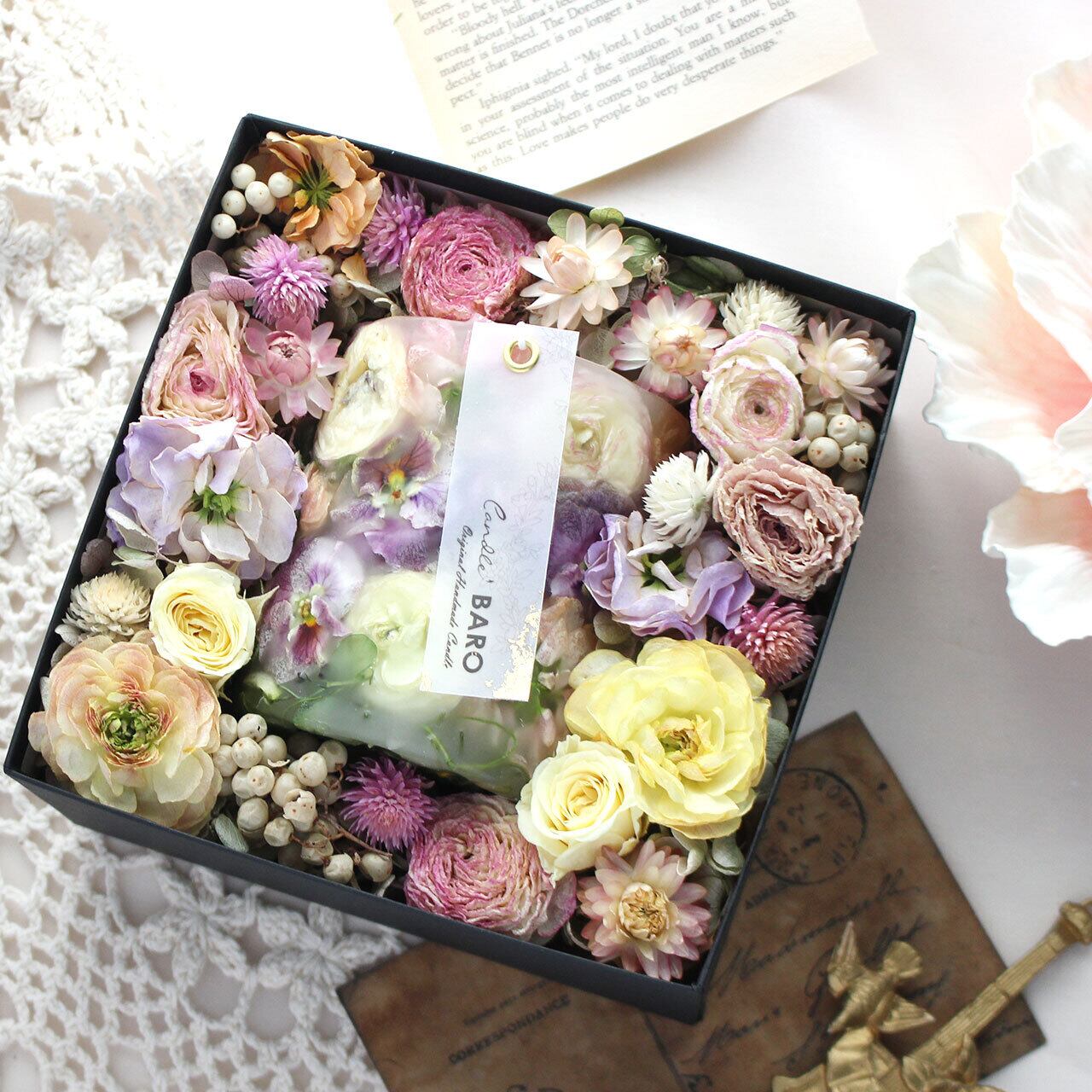 F077 Mサイズ 貼り箱ギフトラッピング ギフトバッグ付き 花ボタニカルキャンドルギフト ラナンキュラス ビオラ Candle Baro