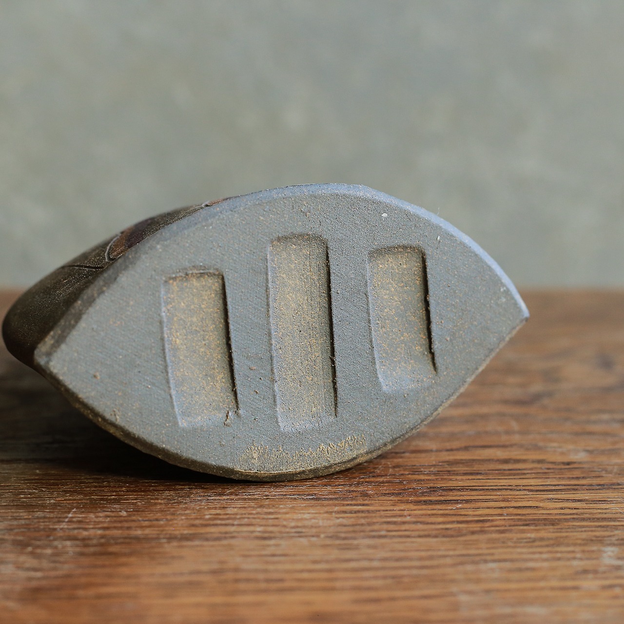 波模様がかわいい、味わい深いフラワーベース