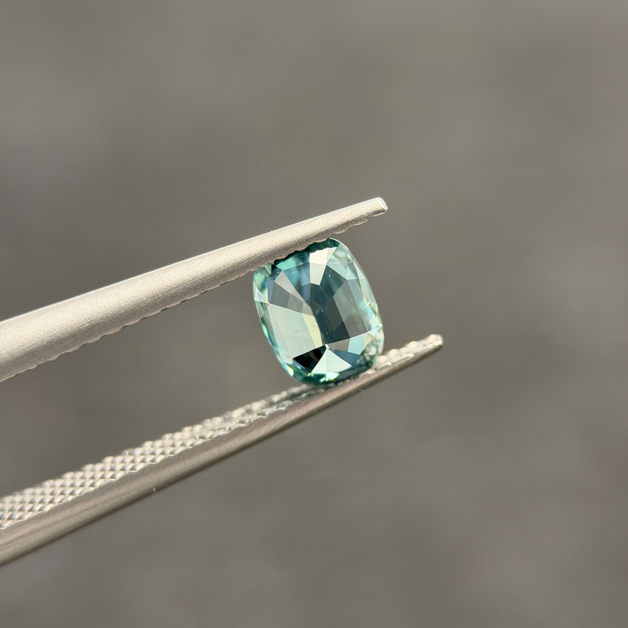 カラーチェンジジルコン 6.1x4.6mm, 0.95ct, ミャンマー産
