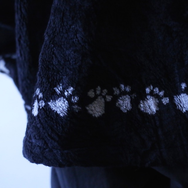 "90's BLACK MOUNTAIN" dark cat pattern over silhouette fleece jacket