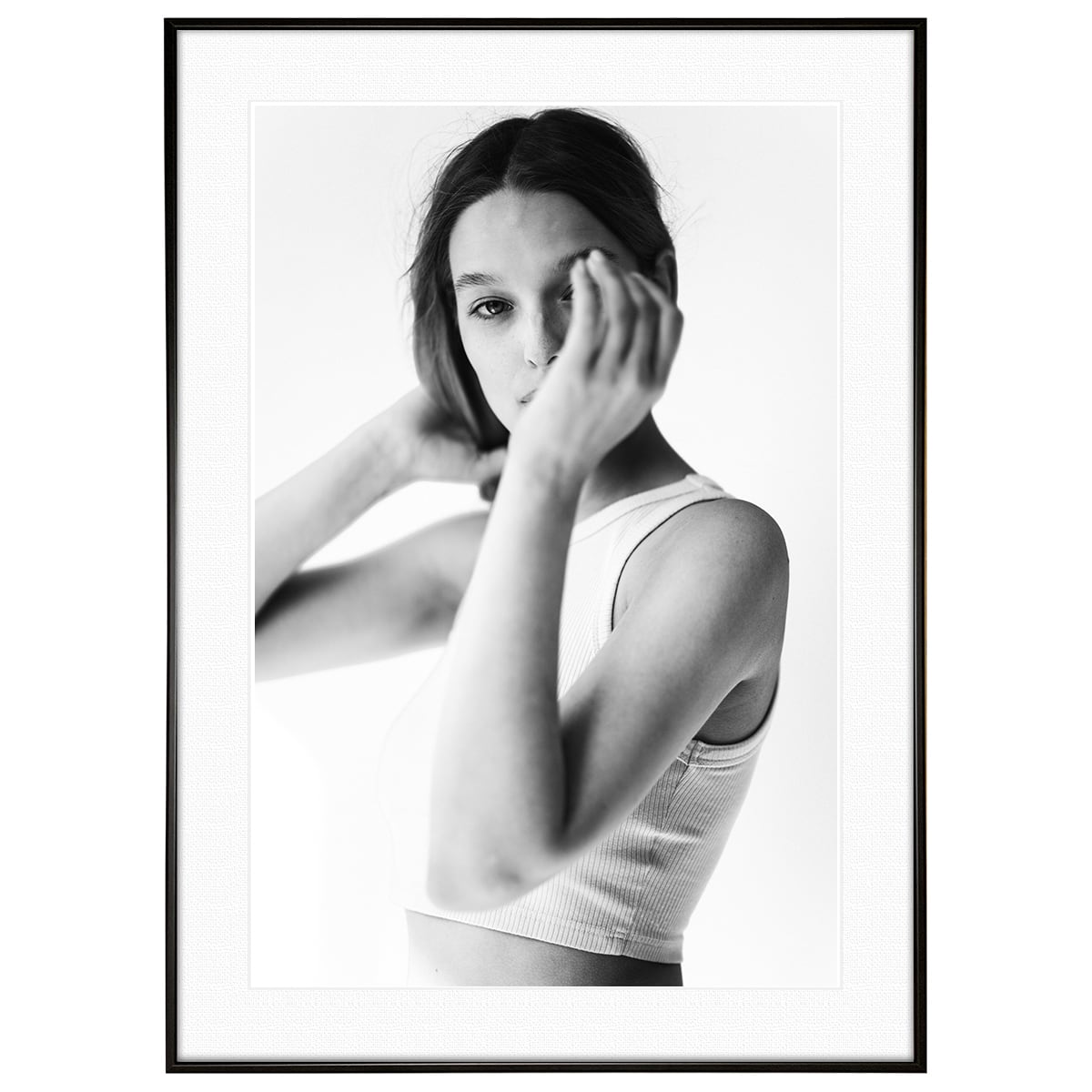 人物写真 こちらを見つめる女性 インテリアモノクロアートポスター額装 AS2364