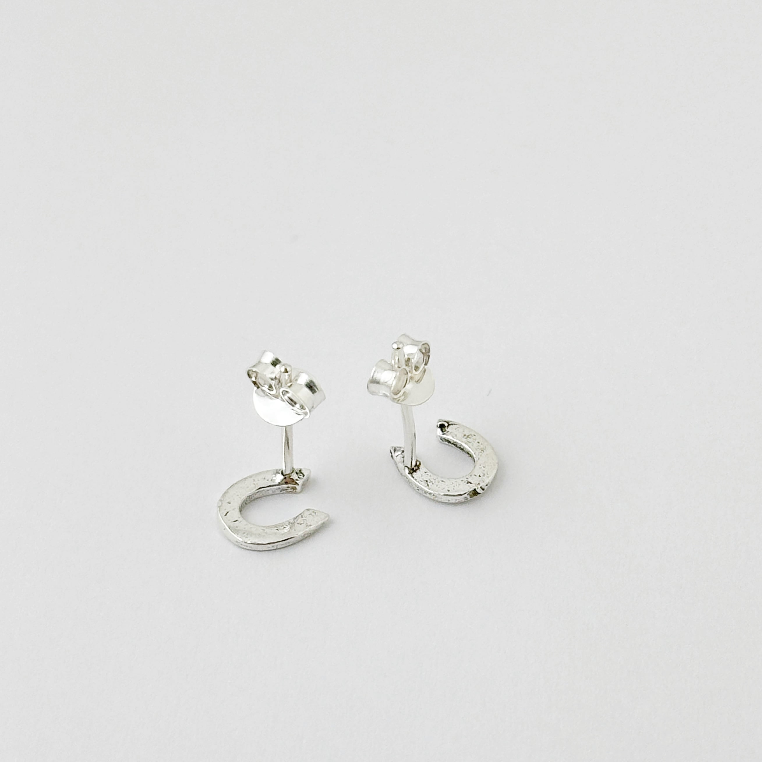 再入荷】上向き シンプル 馬蹄 スタッド ピアス 馬 蹄鉄 ホース うま