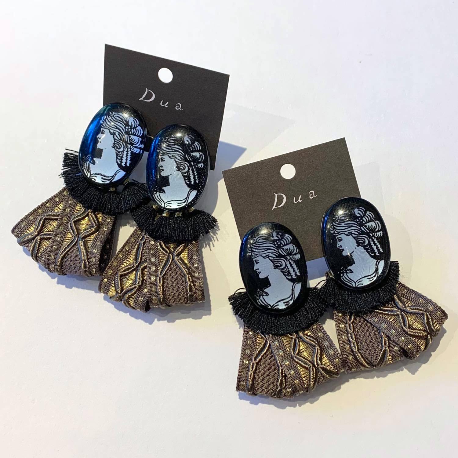 ヴィンテージカメオとフリンジタッセルチャームのつけ襟風〈ピアス