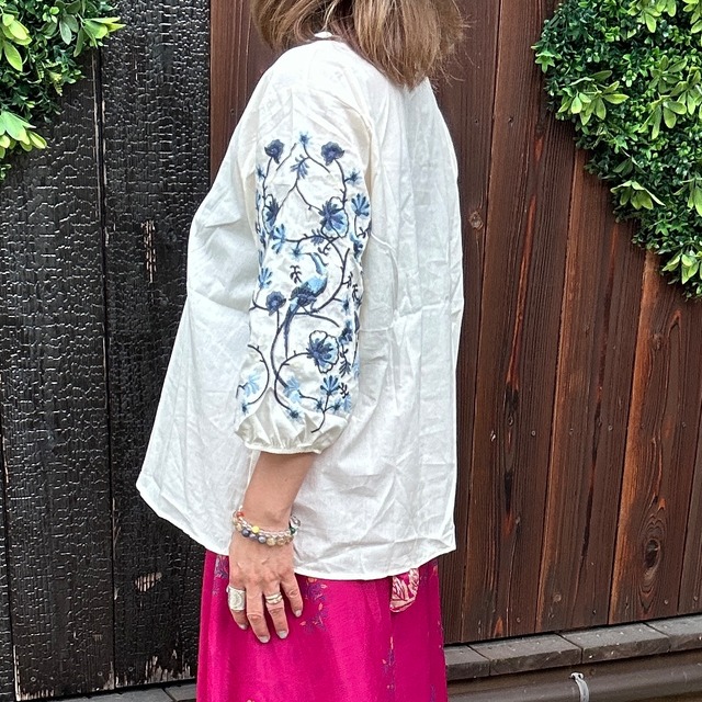 刺繍ふんわりお袖ブラウス