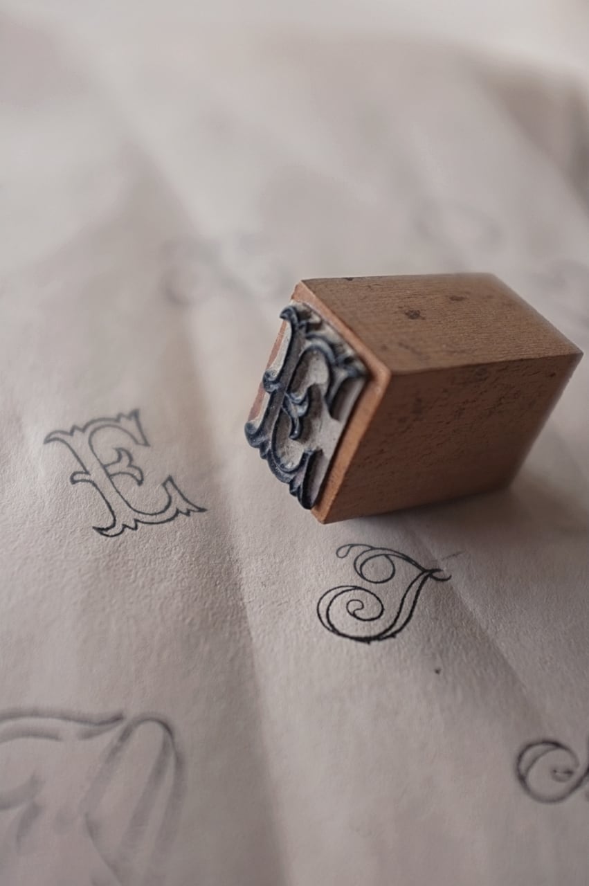 フランス 2.3c 突起物のあるEとモノグラムと刺繍用スタンプ