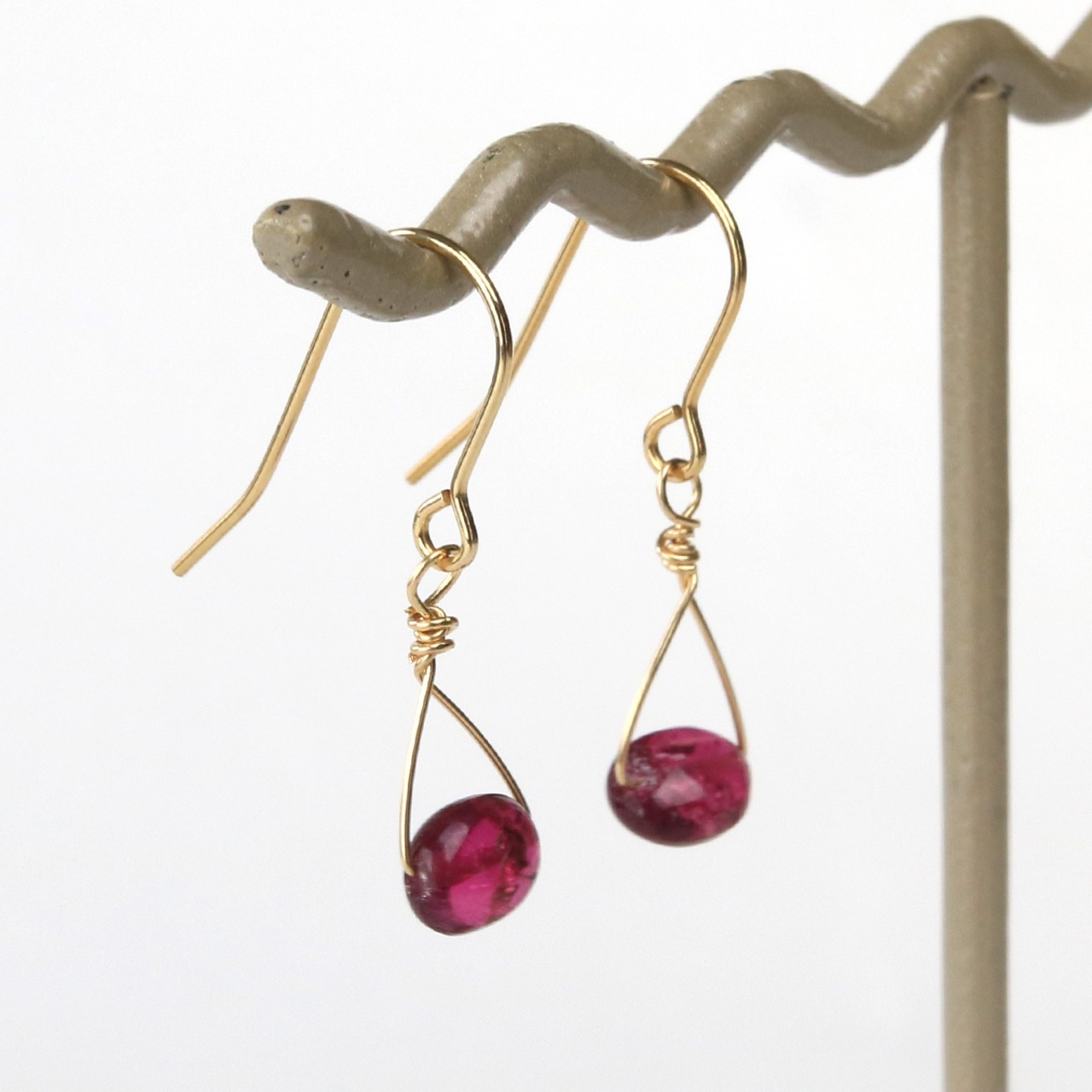 小粒だけど透明感で存在感を出してくれる！ ピンク トルマリン トライアングル デザイン イヤリング & ピアス mm108