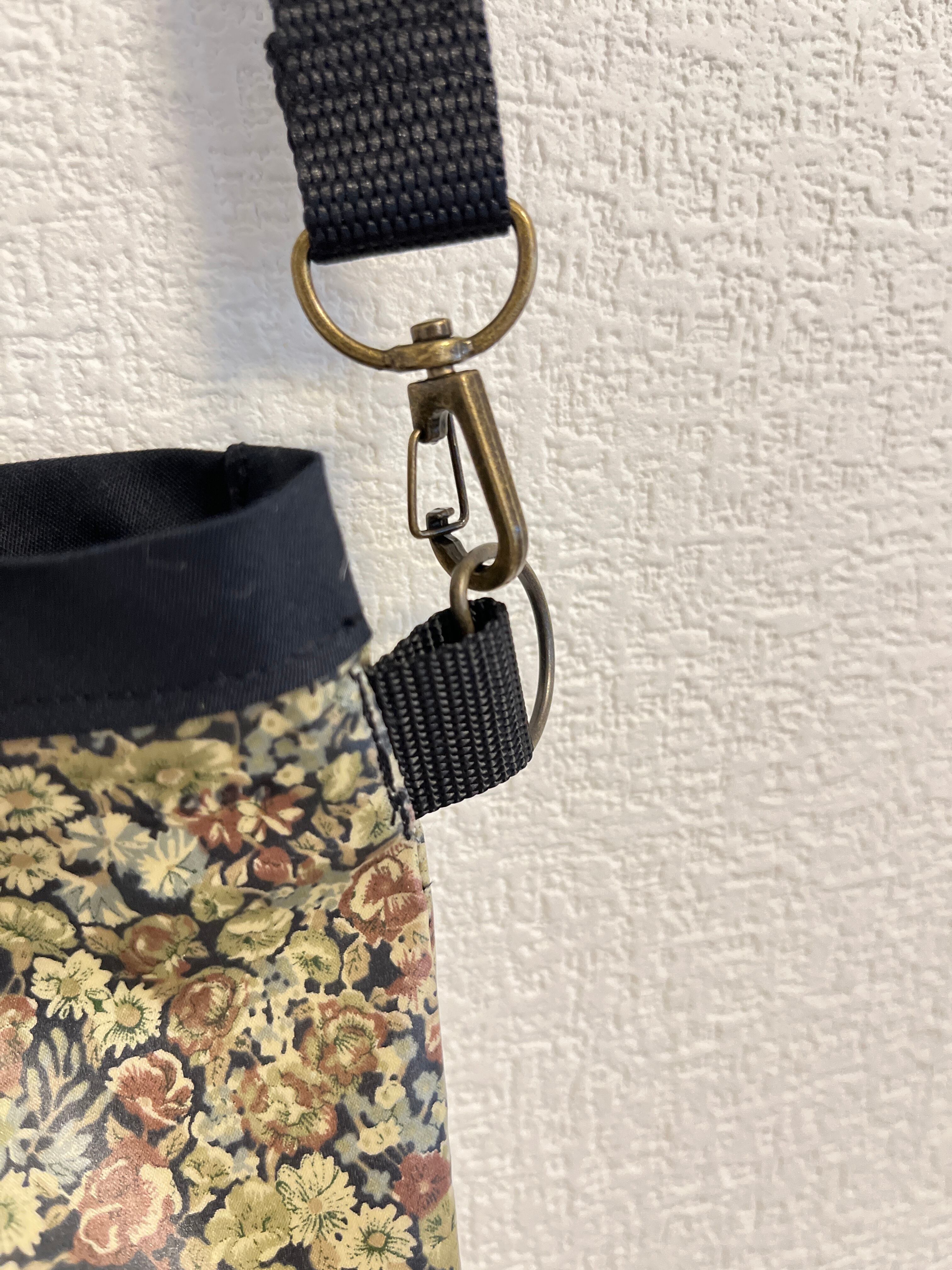 リバティ ショルダーバック 肩掛け斜めがけ紐調節可能