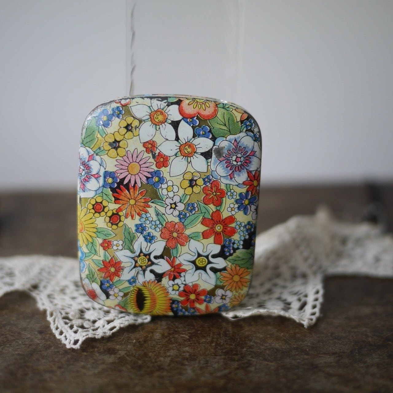 ドイツ 花柄のミニ缶 ティン缶