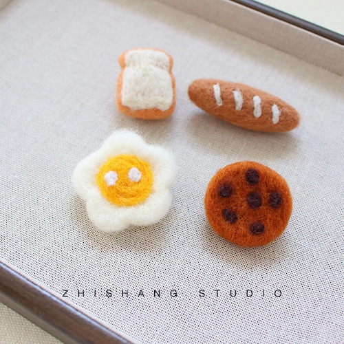 ハンドメイド風 羊毛フェルト ブローチ ピン バゲット クッキー 目玉焼き 徽章 4点 セット ギフト かわいい 雑貨 パン スイーツ 商品画像11