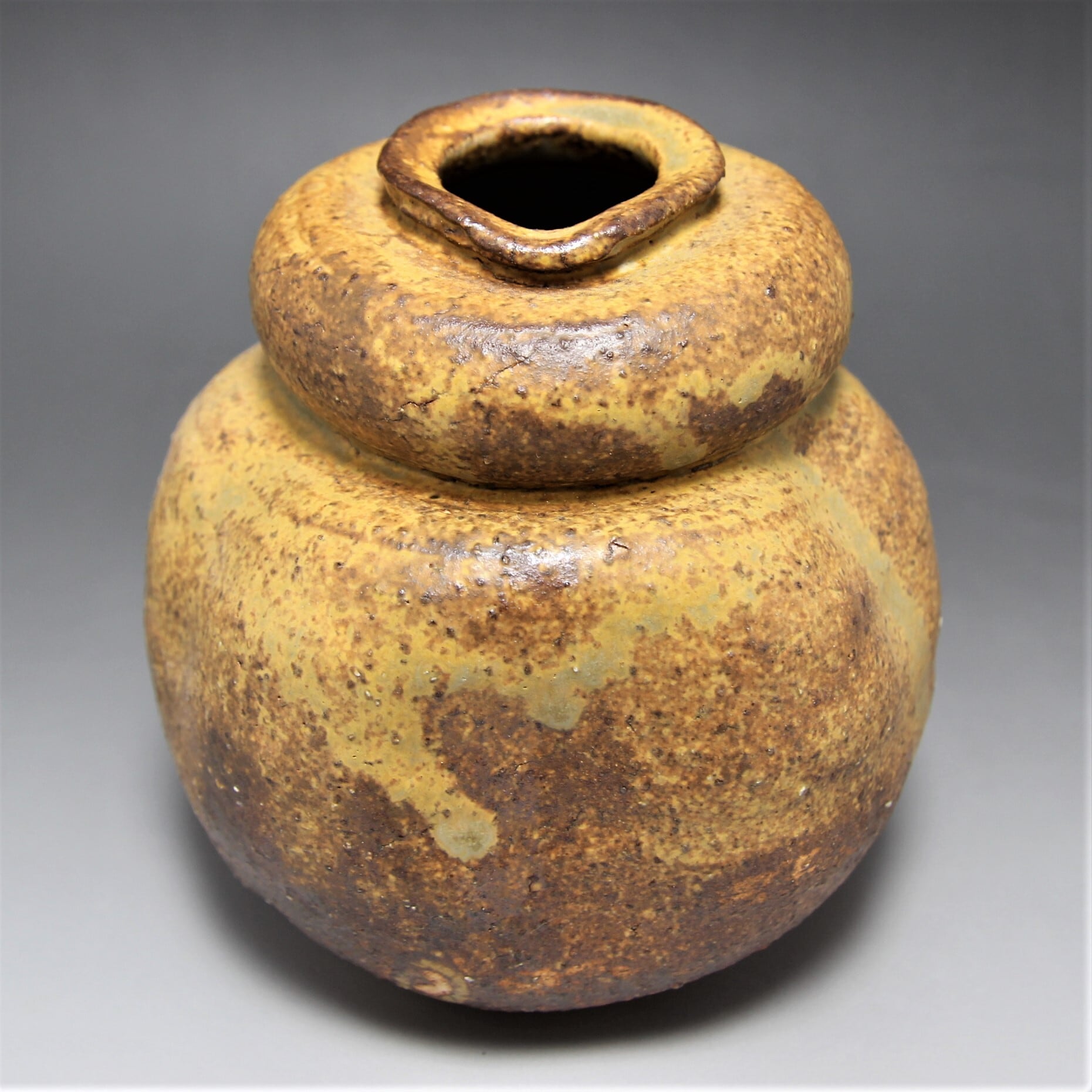 茶道具　伊羅保釉　蹲　うずくまる　掛花入　趙誠主　共箱　花入　花器　韓国　焼物 茶道具 伊羅保釉 蹲 うずくまる 掛花入 趙誠主 共箱 花入 花器 韓国