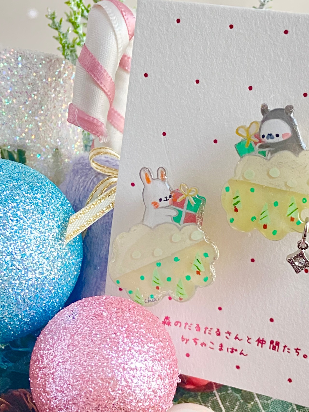 ブローチ『うさぎちゃんとプレゼント交換』イエロー