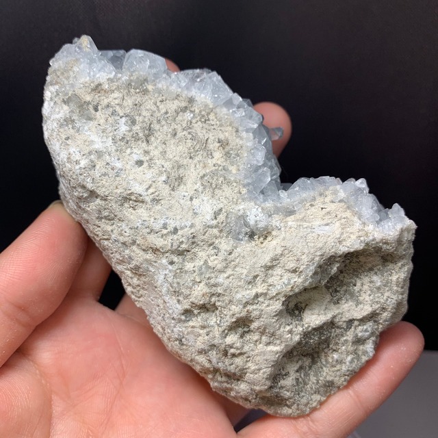 6セレスタイトに住み着いているフローライトハリネズミさん