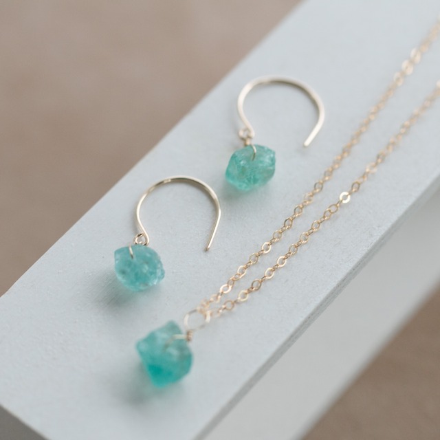 ギフトラッピング無料☆レア☆アパタイト原石ラフカットAAA★一粒ペンダントとピアスのセット☆イヤリング変更無料