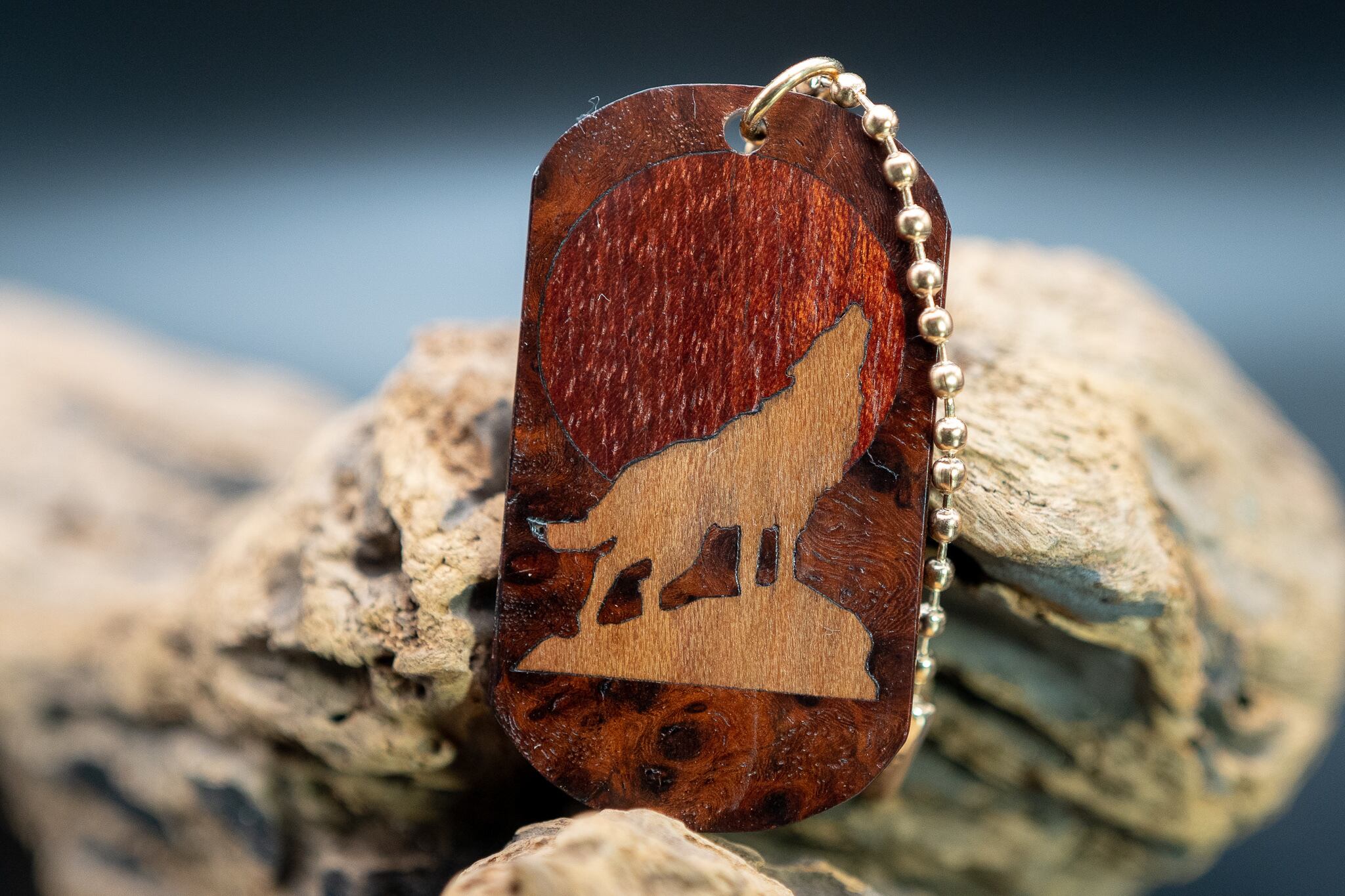 ※【朱色の銘木】 本花梨 ドッグタグ 象嵌 月と狼