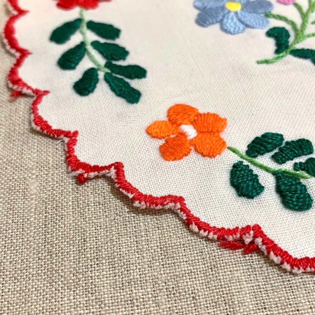ガーベラとチューリップのカロチャ刺繍 | kolbenova