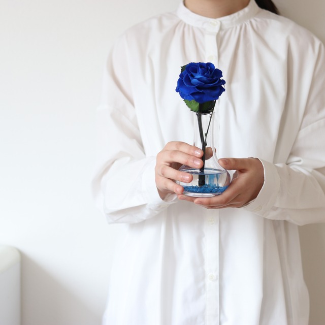 昇華させた一輪の花。青が映えるガラスの花器とともに【ディスティニー・エスプリ DESTINY-ESPRIT ブルー】