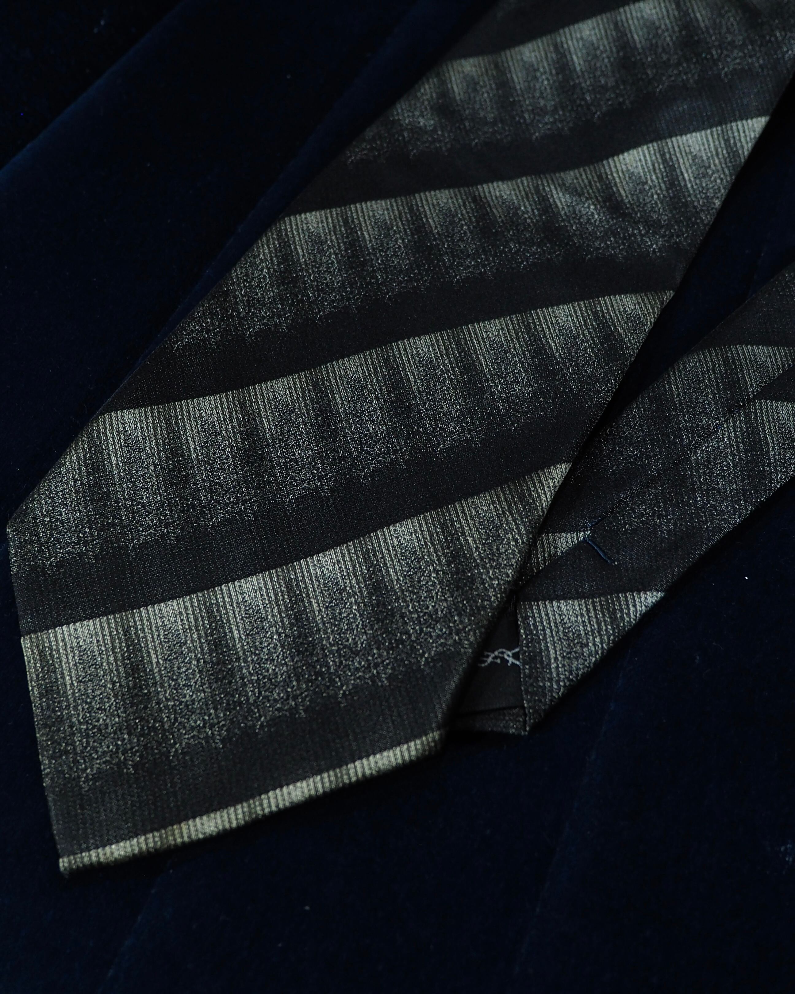 " YVES SAINT LAURENT " Black Mode Stripe pattern Vintage Silk Tie ( Made in France )