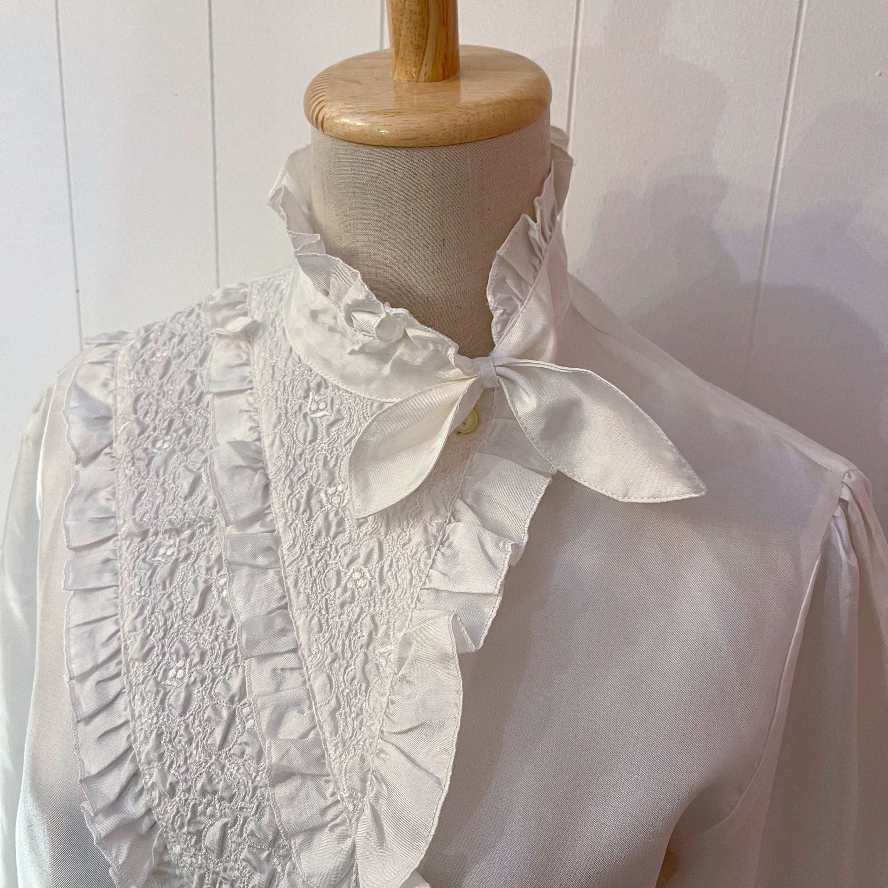 triangle frill mini scarf white blouse
