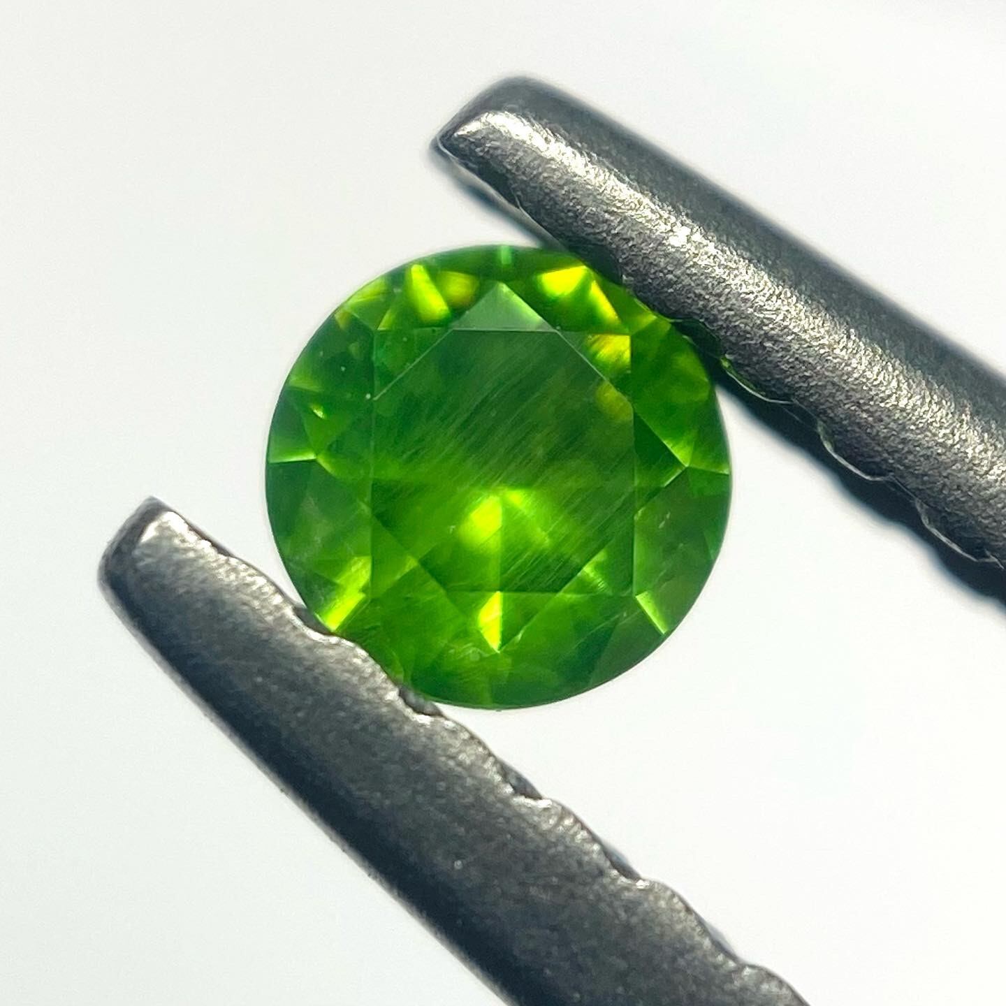 綺麗なホーステール入り ロシア産デマントイドガーネット2