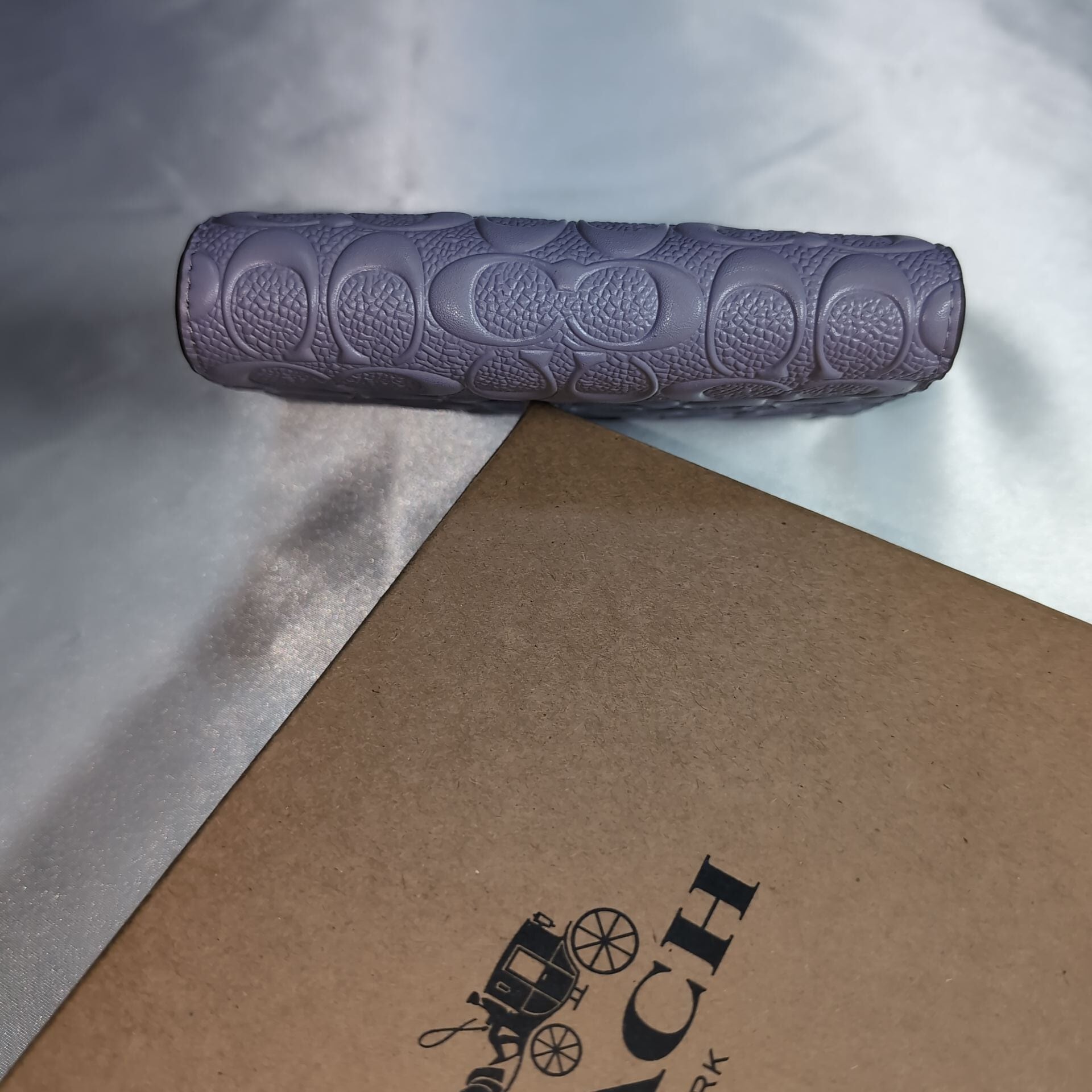 COACHコーチ 二つ折り財布 シグネチャーエンボス パープル | francore