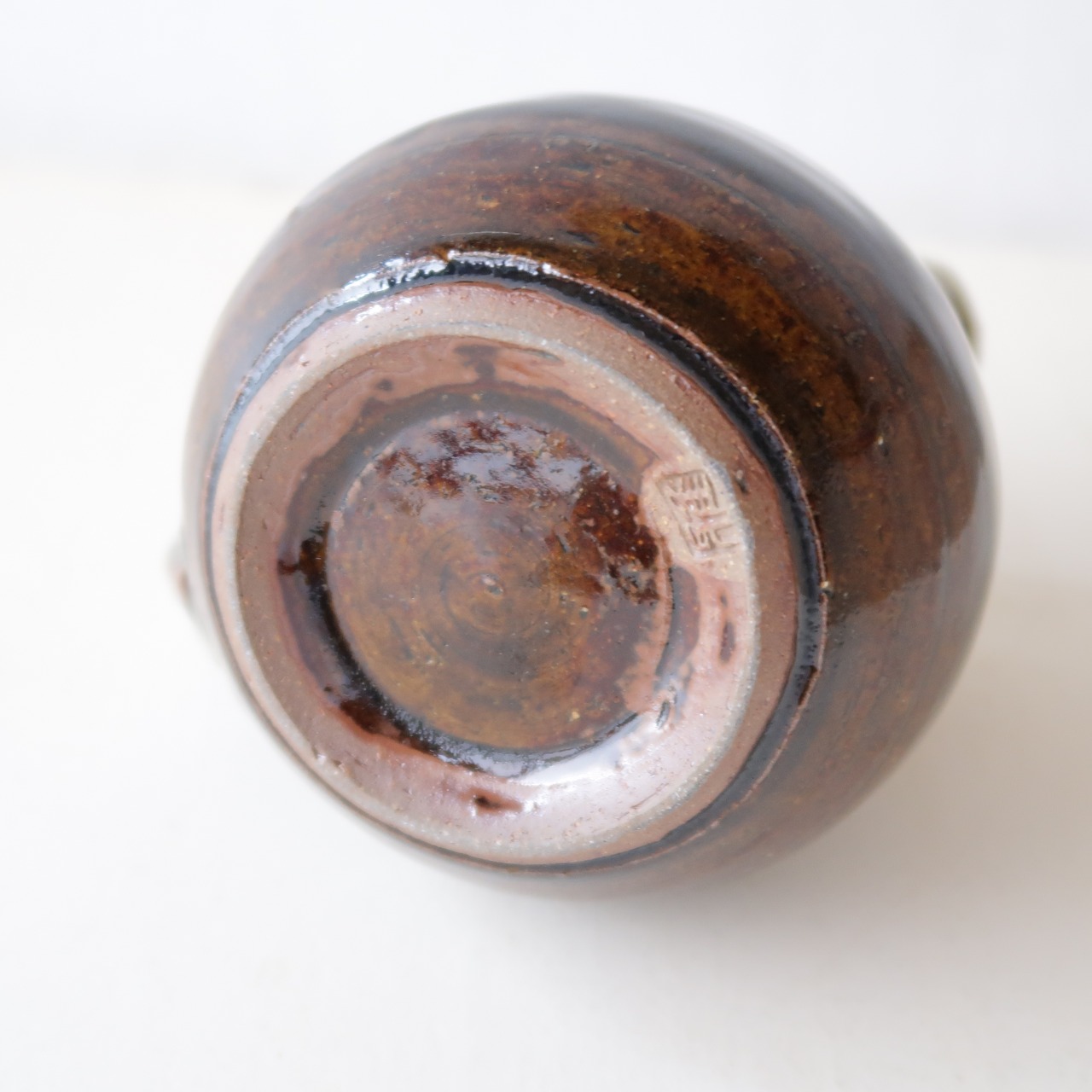 コーヒーにミルクをたらしたようなジャグ