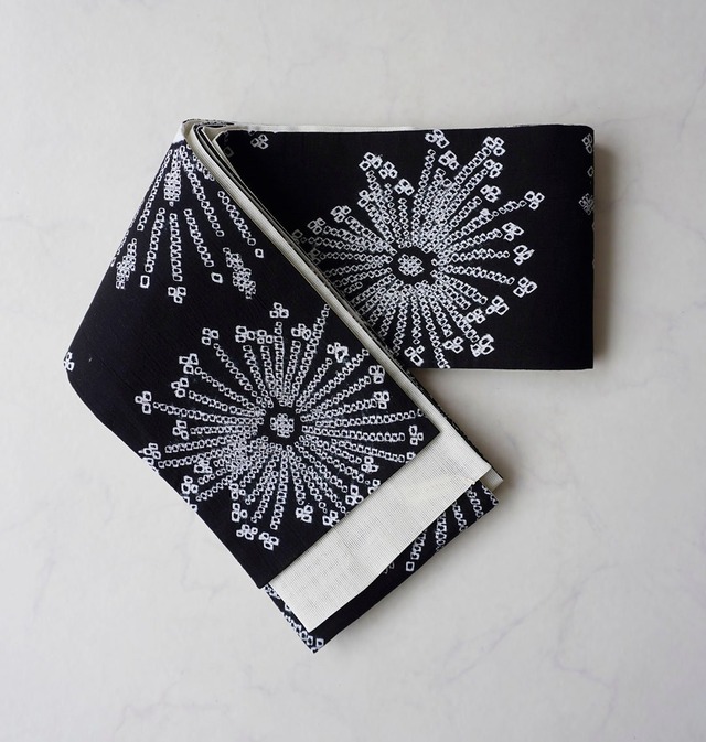 【半幅帯】黒×白　花文　手絞り半幅帯　No.2400610