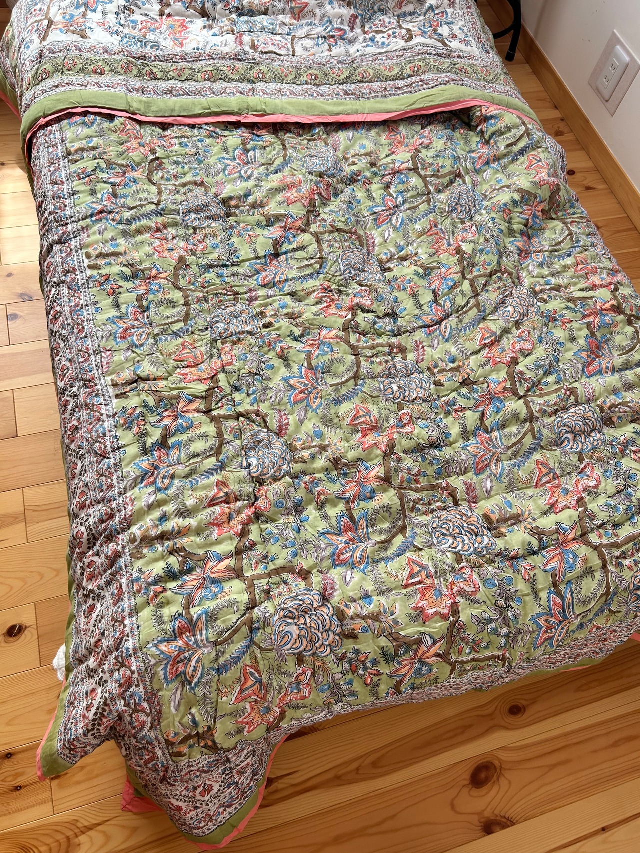 ピスタチオカラー　サーモンピンク　シングルサイズ　ブロックプリントキルト　お布団　