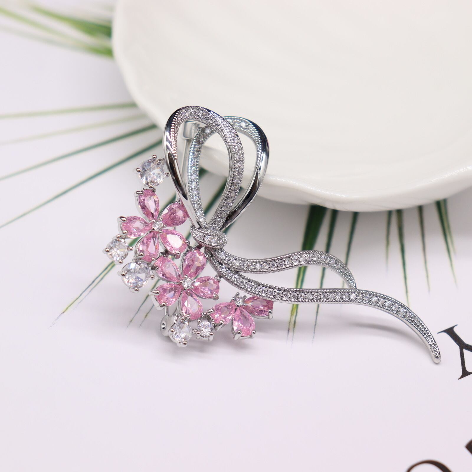 クリスタル桜ブローチ 素敵なダイモンドリボン花コサージュ結婚式卒業