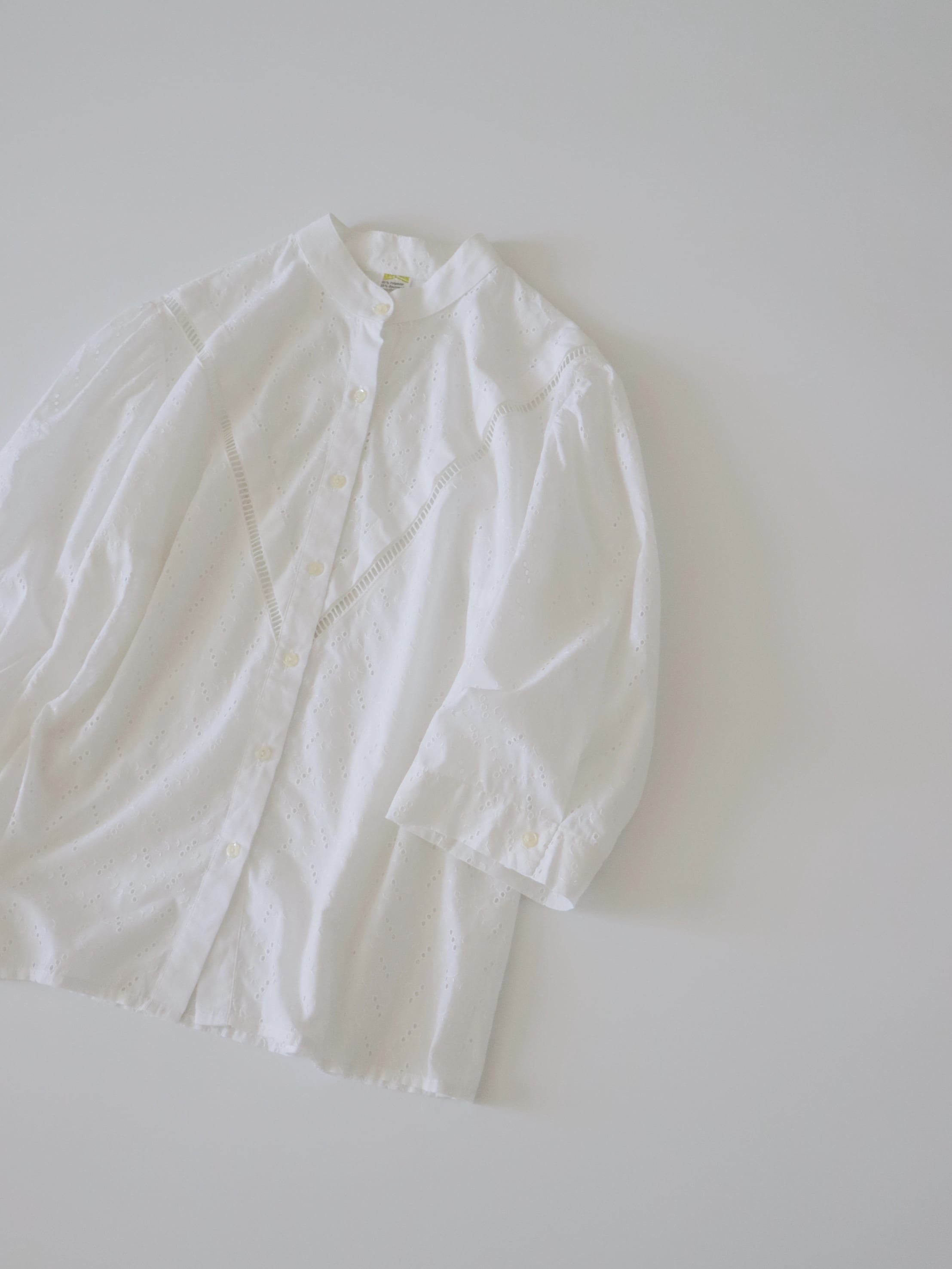 ●eyelet lace embroidery puff sleeve design blouse①