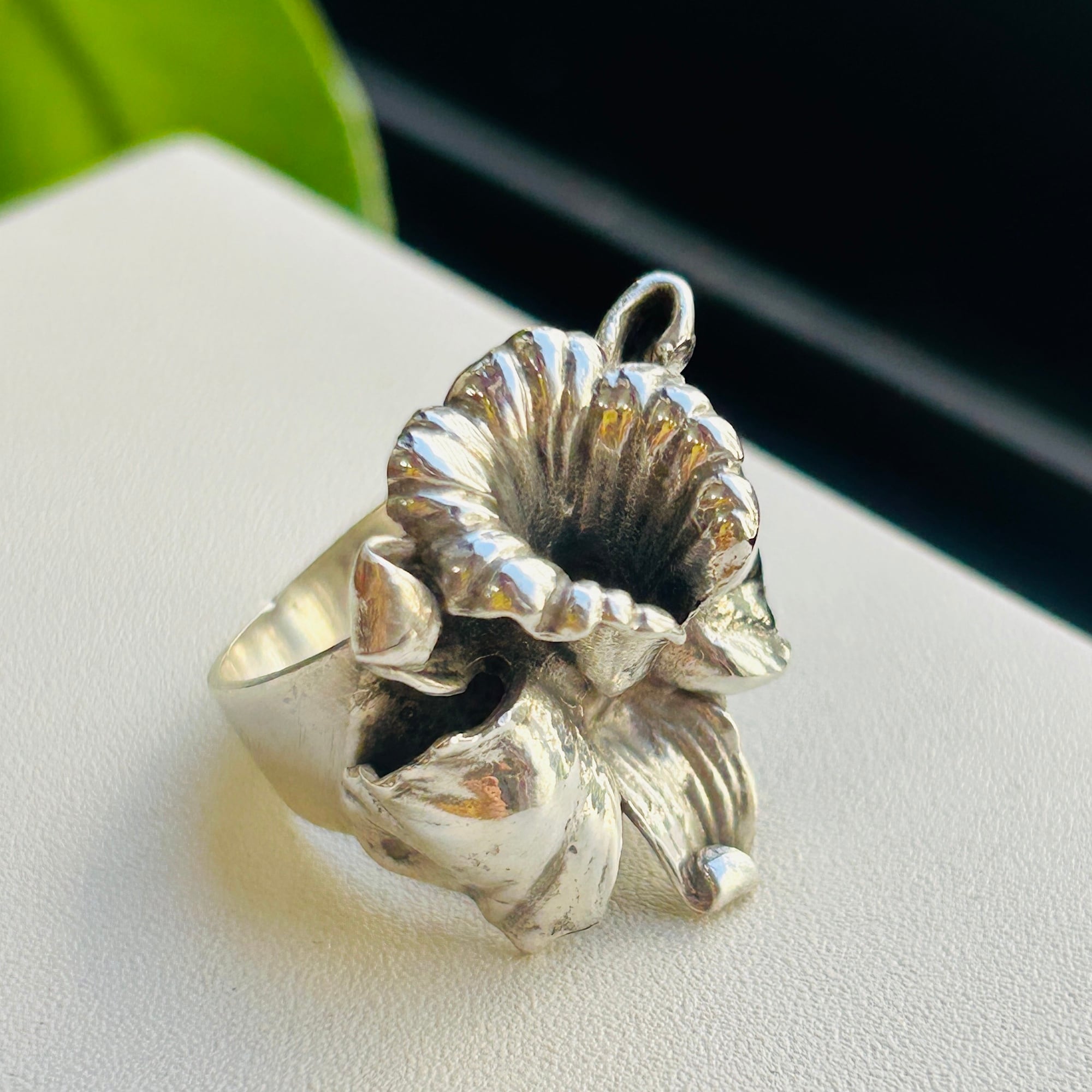 2*t様 花柄彫刻 レザー スターリングシルバーバングル(Vog t) シルバー925 LARGE 3D FLOWER リング（13号） | Milo Antiques & Vintage