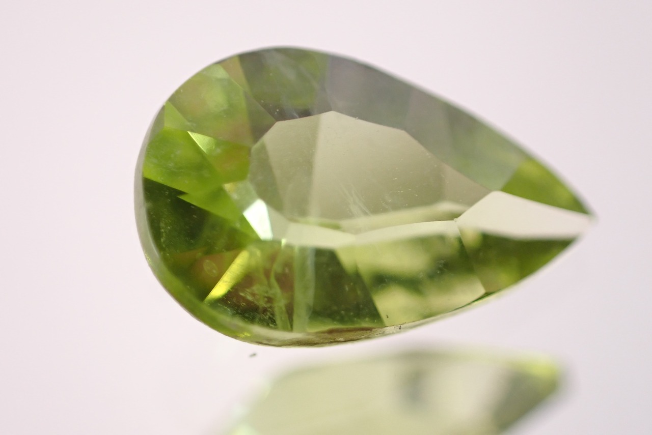 ペリドット(コンケーブカット)　0.66ct　[D2-350]