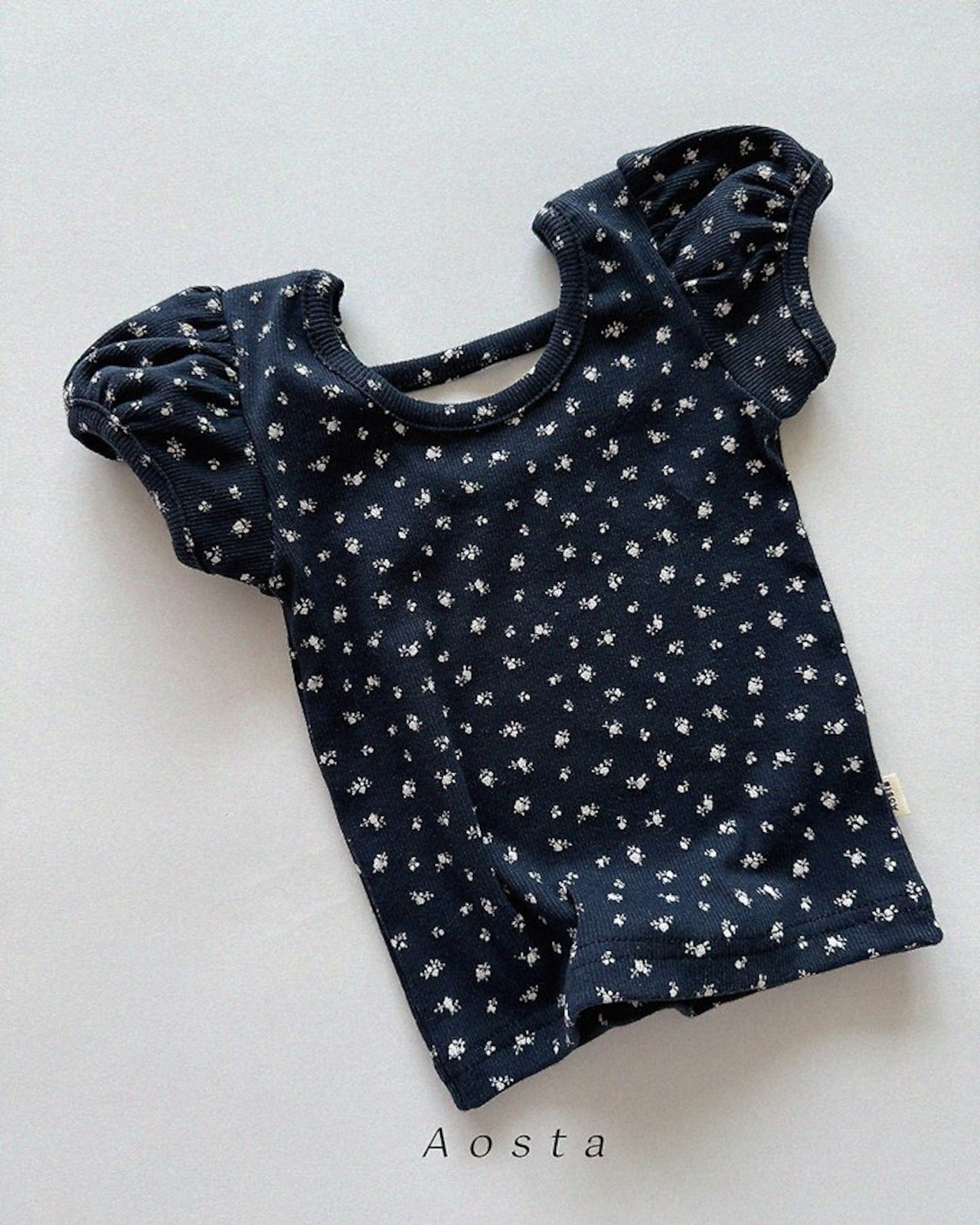 [Aosta] Open-back puff blouse / [아오스타] 오픈백퍼프블라우스