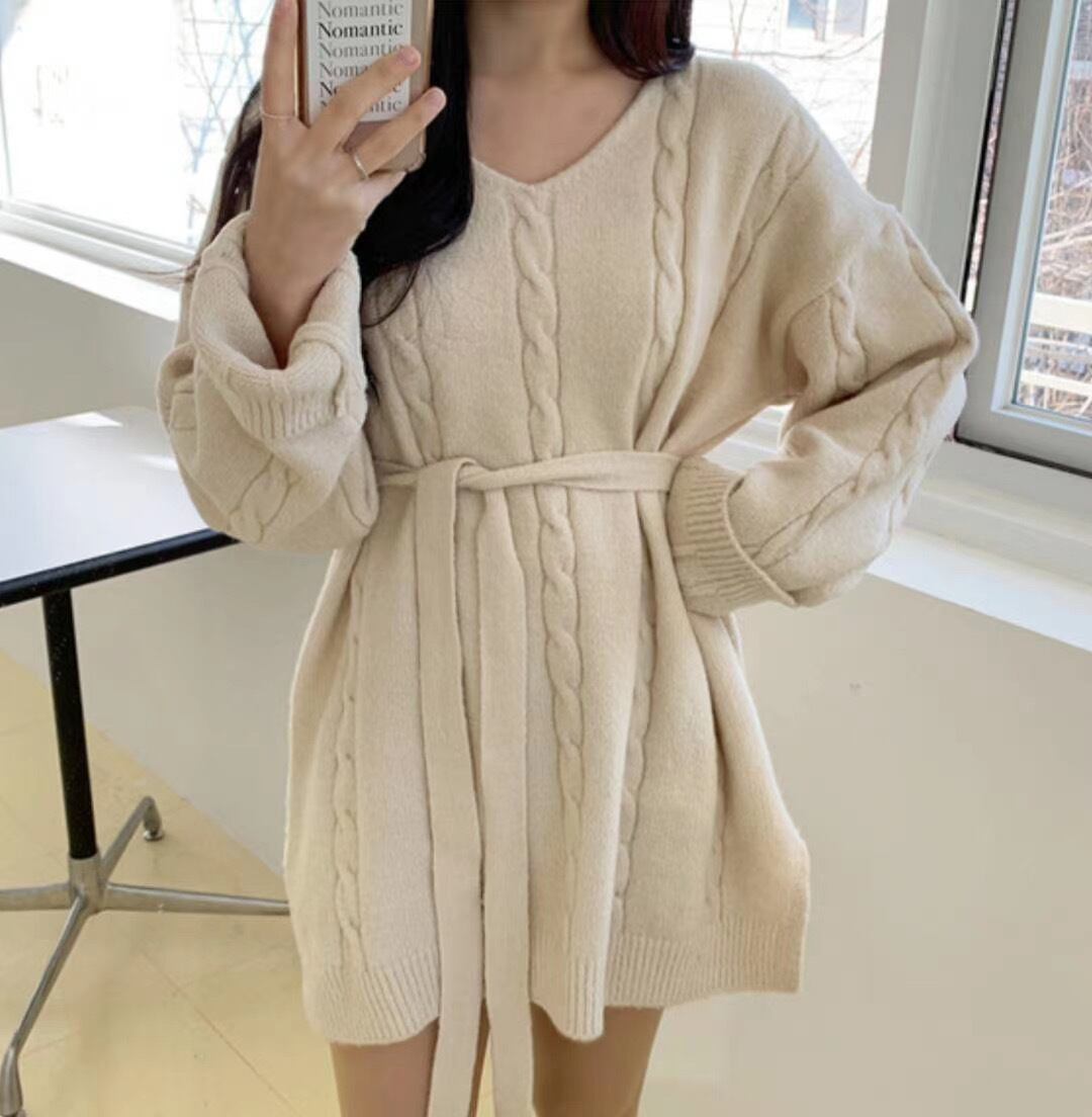 Uネックケーブル編みニット