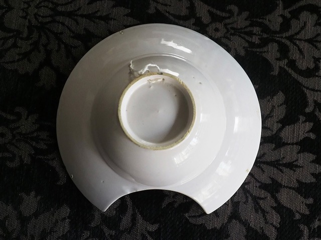 白釉の髭剃り皿