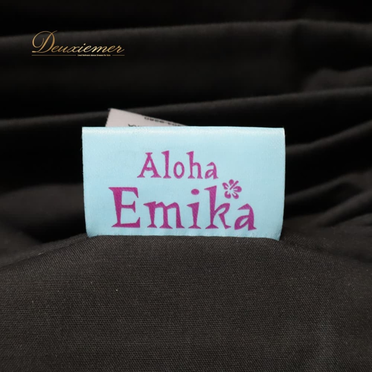 フラダンス 衣装 Aloha Emika アロハエミカ パウスカート ブラック系 ハイビスカス柄 花柄 植物柄 ハワイアンプリント ハワイアン アロハ フラ ダンス レッスン 練習 ハワイアンダンス シングル スカート フレア 黒 白 ホワイト系 ピンク系 華やか かわいい おしゃれ 上品 大人っぽい