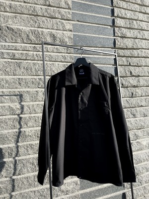 OPEN COLLAR LONG‐SLEEVE BLACK SHIRT  " The Mirror Space "