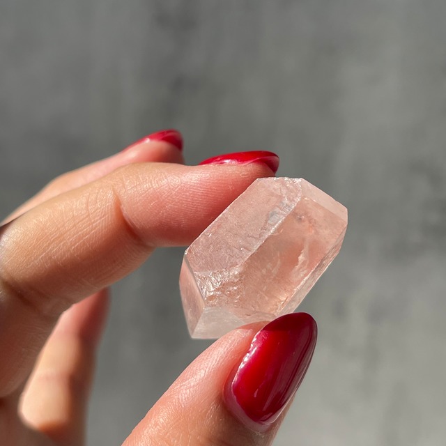 ブラジル・ディアマンティーナ産 ピンクレムリアン｜ハーフポリッシュ結晶・一点もの