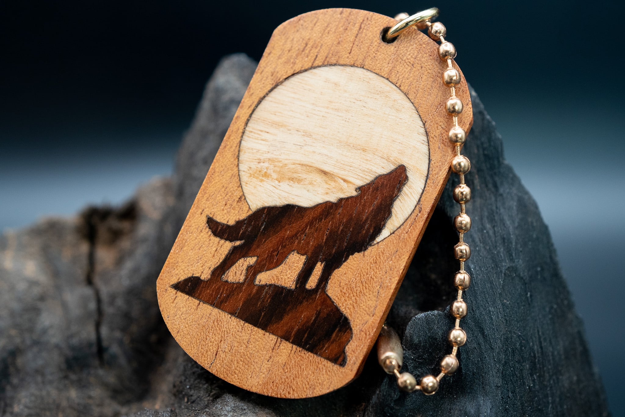 【赤い宝石】 キューバマホガニー ドッグタグ 象嵌 月と狼