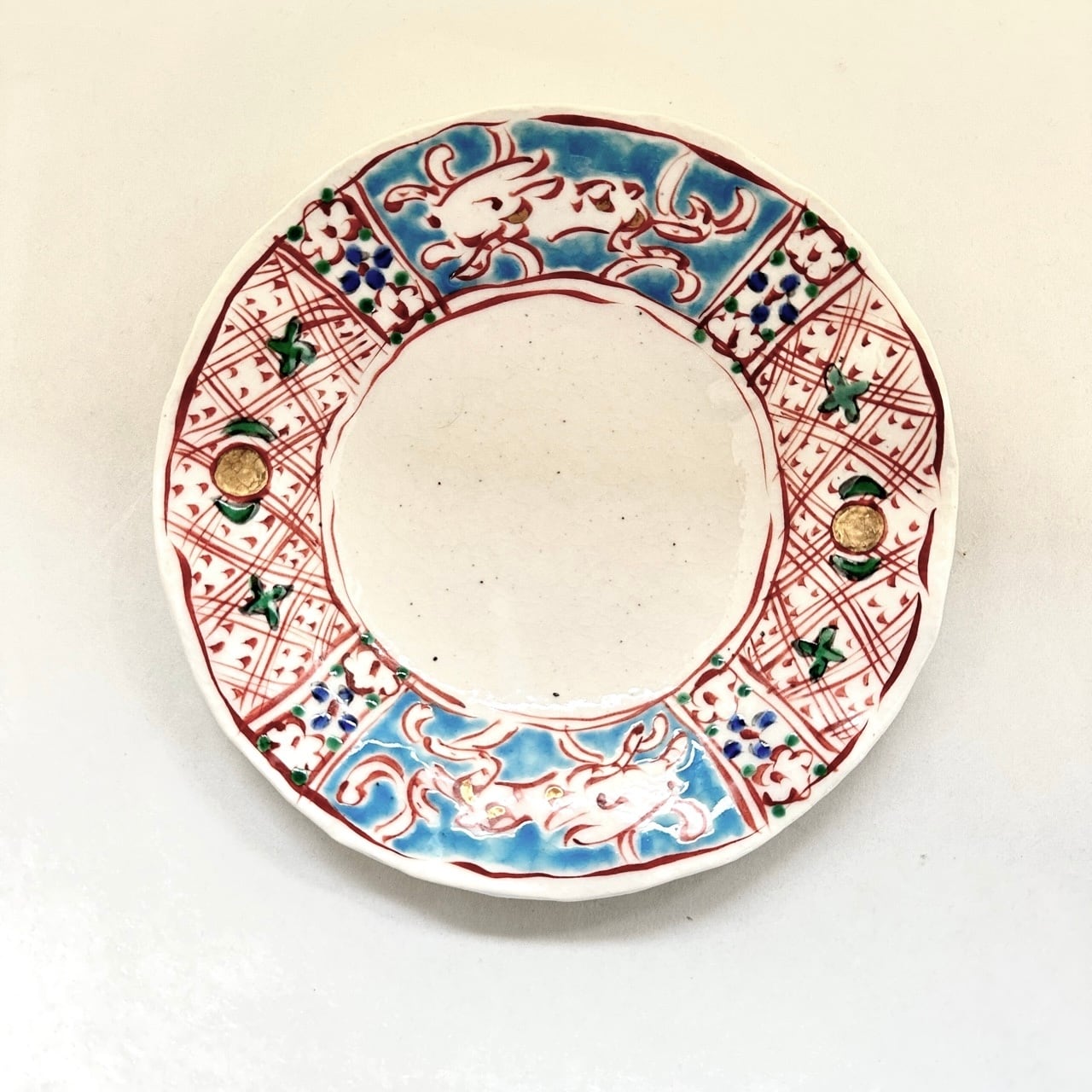 金彩志野赤絵兎文ひらひら六寸皿【榛澤宏】