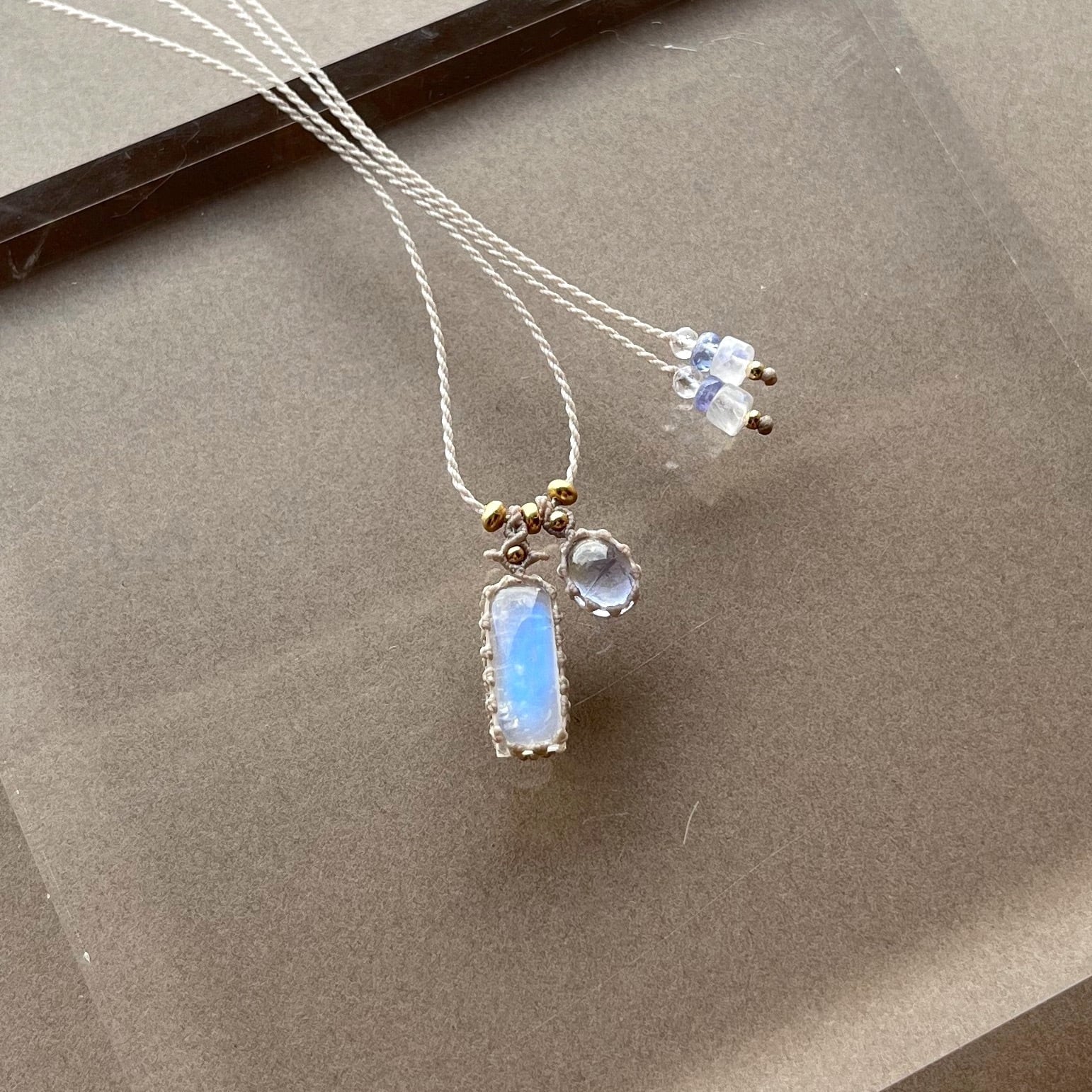 ムーンストーンとタンザナイトのマクラメ編み 天然石ネックレス ムーンストーンとタンザナイトのマクラメ編み 天然石ネックレス