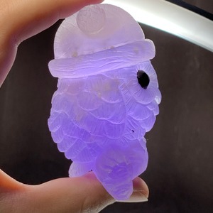 5.帽子をかぶった色合い美しいフローライト・フクロウ