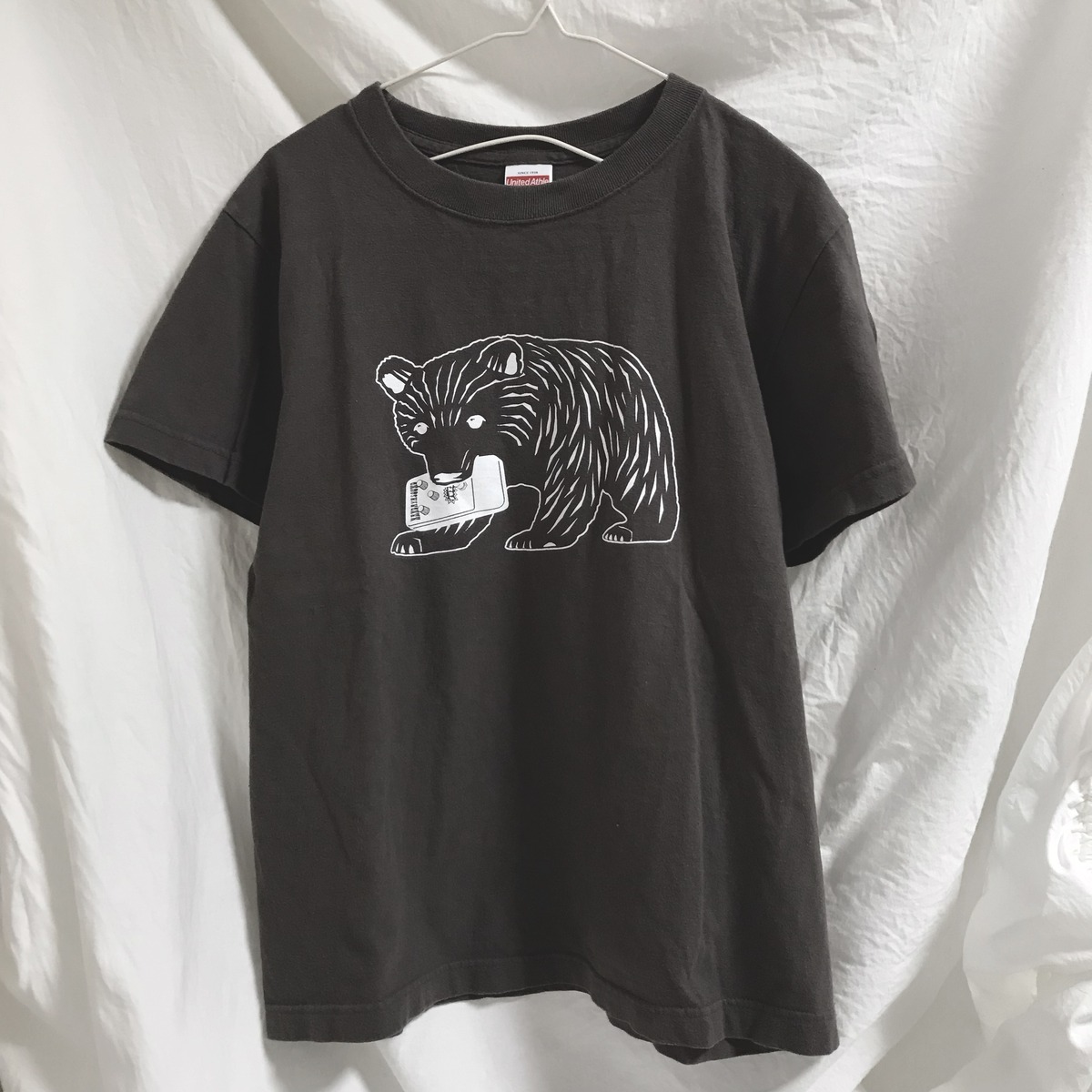 FUZZをくわえた木彫りの熊Tシャツ(半袖) - なんだ屋オリジナルTシャツ 