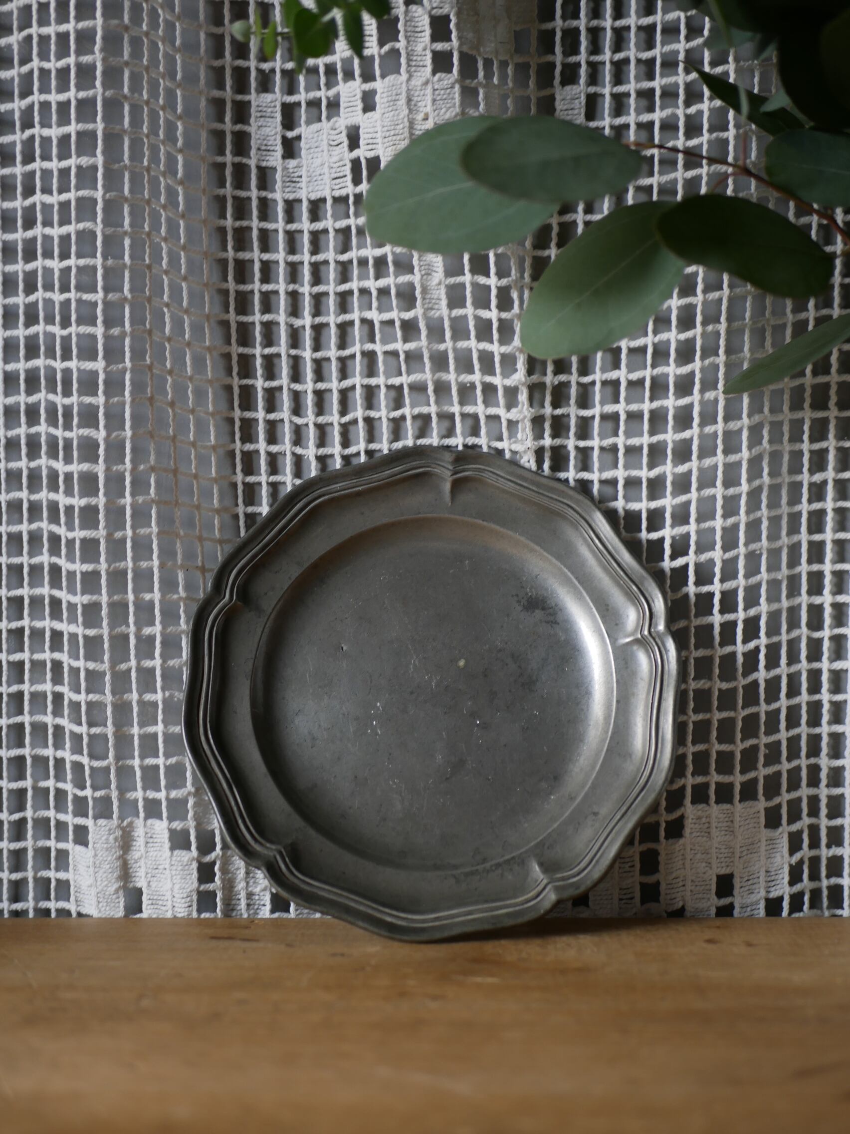 花リム ピューター製 アンティークプレート フランスアンティーク ブロカントのある暮らし